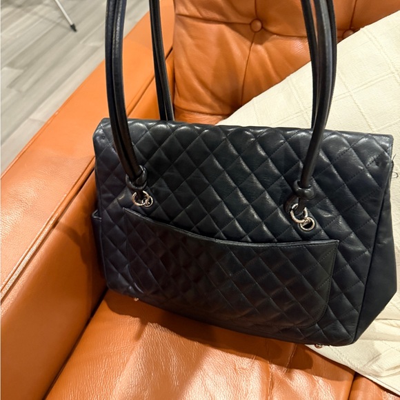 Chanel Black and White Quilted Shoulder Bag - Picture 3 of 6